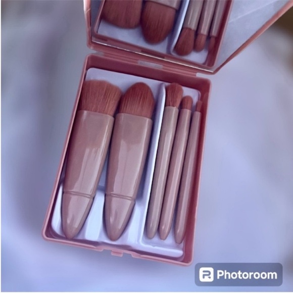 Mini Travel Makeup Brush 5 Piece Set in a Mirrored Compact Case, Pink - Picture 4 of 16
